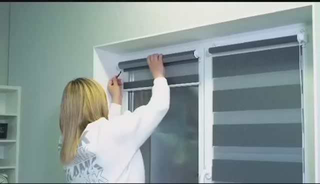 Установка рулонной шторы День-Ночь на откидную створку окна. смотреть онлайн