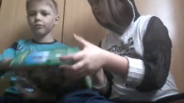 Самое страное видео /распоковка гига бокс/с сестрой смотреть онлайн