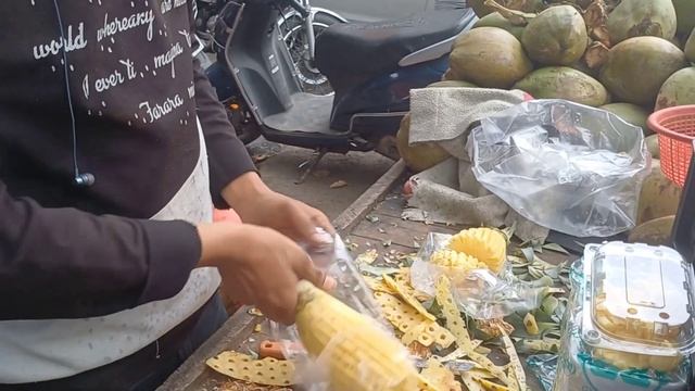 Кушаем ананасы!🍍А на обед картошка с баклажанами🍆We eat 🍍 pineapple.For lunch potato and eggplant. смотреть онлайн