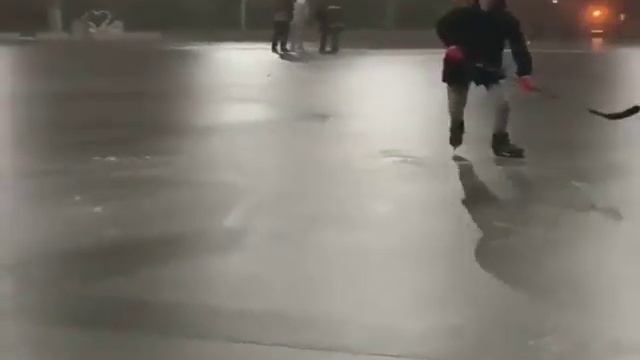 Житель Николаева ездил на коньках по обледеневшей площади смотреть онлайн