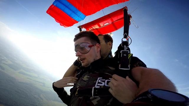 СЛАЙ ПРЫГАЕТ С ПАРАШЮТОМ ВПЕРВЫЕ)) смотреть онлайн