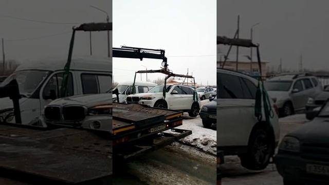 Грузят бэху, водителя вели несколько километров. Вёл машину в нетрезвом виде! смотреть онлайн