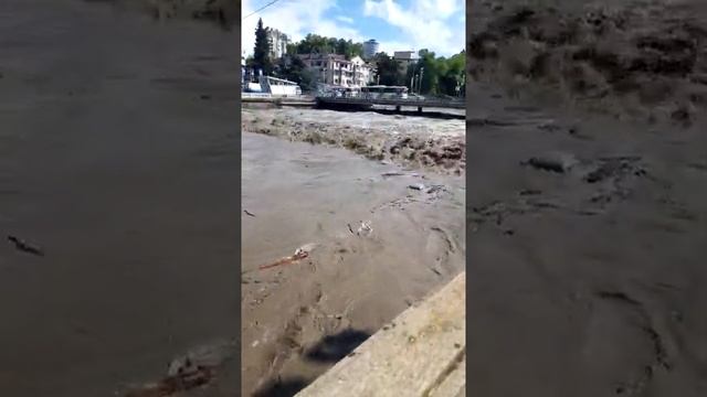 Резкий подъем уровня воды в реке Сочи 28.06.19 смотреть онлайн
