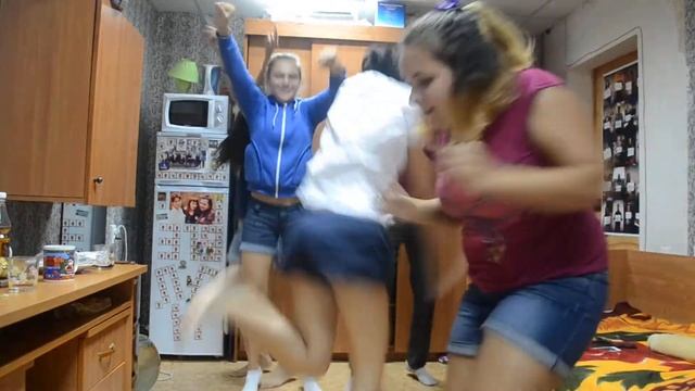 У них там своя атмосфера..... смотреть онлайн