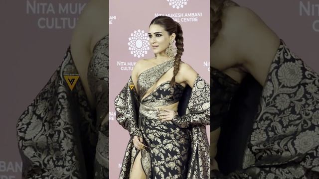 Kriti Sanon Looks gorgeous 🥰 As she arrives at Inaugration of Nita Ambani Cultural Centre 😍🔥📸 смотреть онлайн