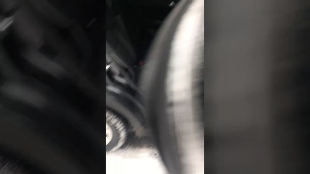 Как разбить стекло в машине рукой) смотреть онлайн