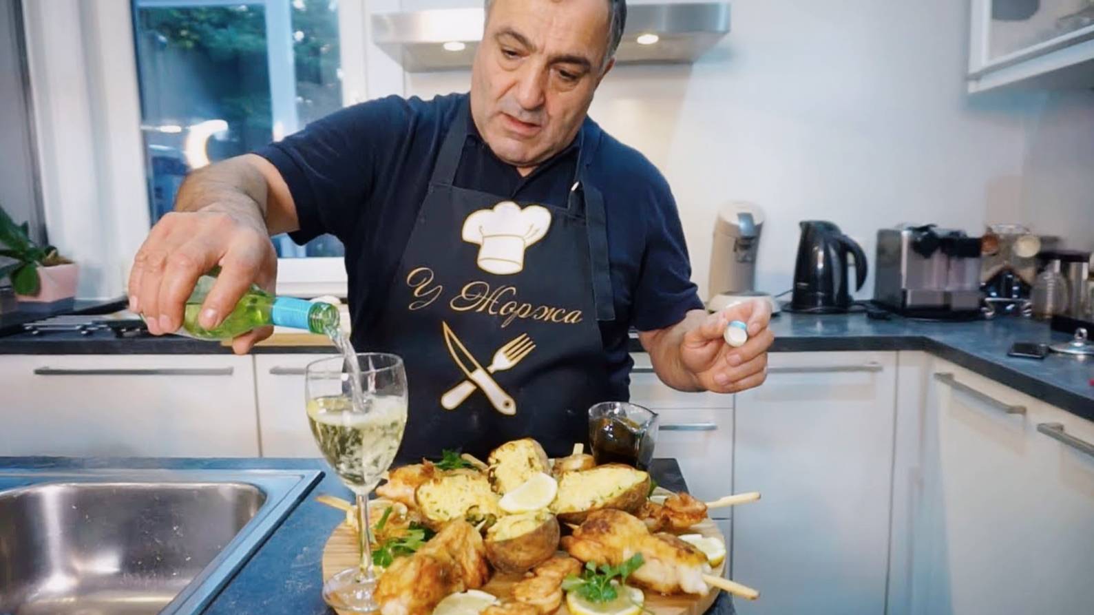 Гости быстро разберут это блюдо с новогоднего стола! Вкусная закуска из рыбы с креветками в духовке смотреть онлайн