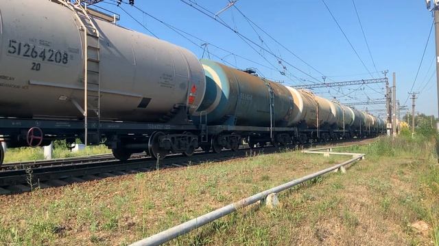 ВЛ10У-538 с грузовым поездом и приветливой бригадой. смотреть онлайн