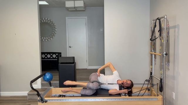Healthy Knees - Reformer 45 Workout #24 (Mini-Ball, Loop Band, Pilates Box) смотреть онлайн