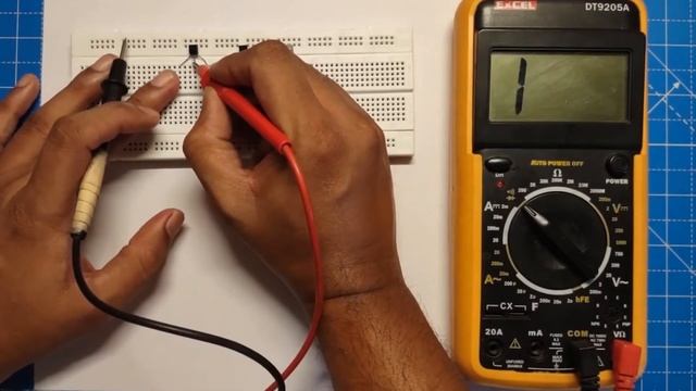 How to test transistor using digital multimeter to identify NPN or PNP смотреть онлайн