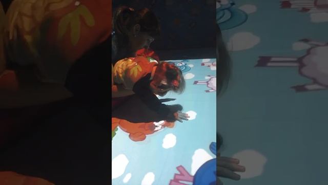 закрепление умений стоять на четвереньках, удерживаясь на руках.. И в дальнейшем умение ползать.Сен смотреть онлайн