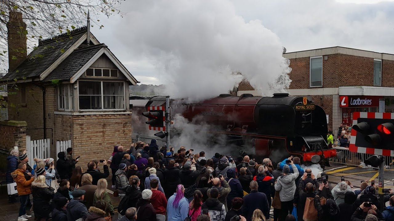 6233 Duchess of Sutherland with The Lindum Fayer Railtour on Saturday 3rd December 2022. смотреть онлайн