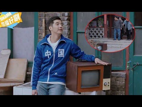 儿子刚回来就砸烂电视，父亲当场气坏，不料下秒有大惊喜 смотреть онлайн