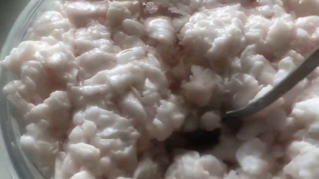 Белоснежный домашний смалец,из нутряного жира.С приятным ароматом и вкусом. смотреть онлайн