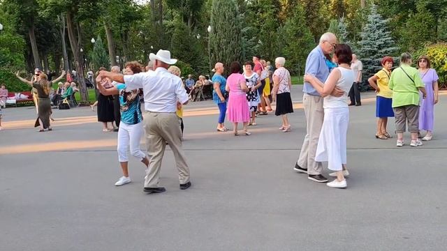 Як же ти без мене жити мiг Танцы в парке Горького Харьков Август 2021