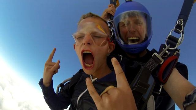 Divan's 13th birthday tandem skydive! смотреть онлайн