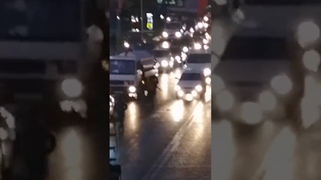 Женщина в неадекватном состоянии мешала водителям в Алматы| NurKZ смотреть онлайн
