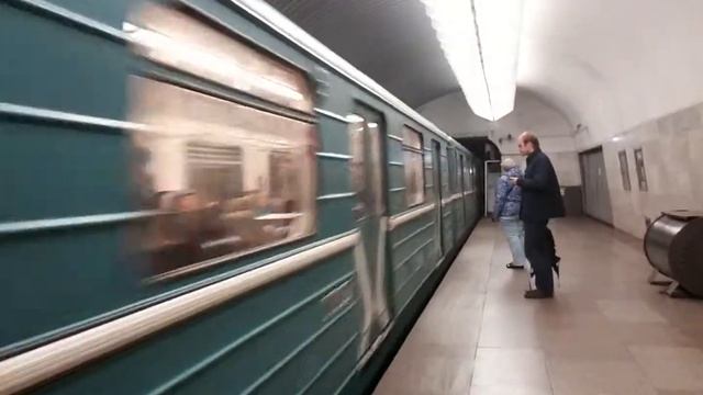 81-717/714.5М На станции Шаболовская смотреть онлайн
