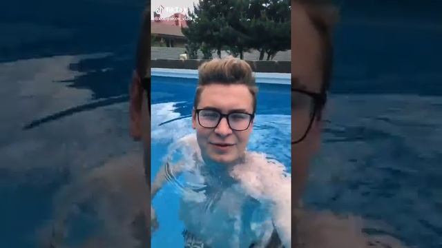 Бассейн! Как у вас проходит лето?) смотреть онлайн
