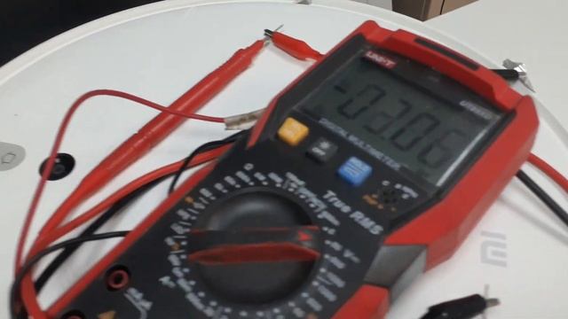 Проверка питания на влажную уборку робота-пылесоса смотреть онлайн