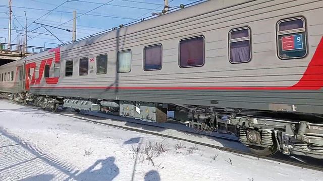 ЭП1-362 с поездом Нижний Новгород-Новороссийск следует по Платформе Площадь Ленина, город Саратов. смотреть онлайн