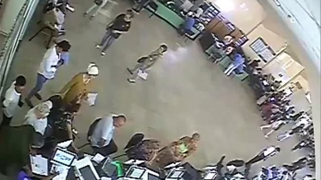 Мужчина напал на оператора ЦОН / с аккаунта Мурата Жуманбая на FB смотреть онлайн