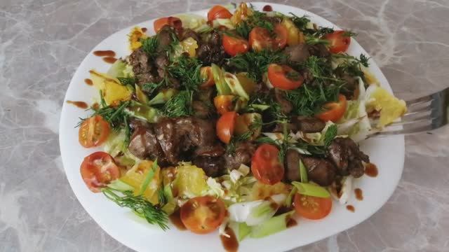 Теплый салат с печенью и пекинской капустой смотреть онлайн