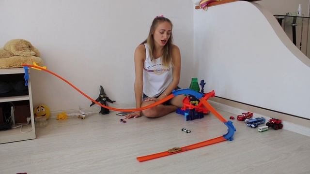 Гонки ХОТ ВИЛС Hot Wheels с 2 крутыми поворотами ЖАРКИЕ соревнования смотреть онлайн