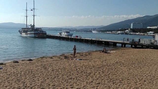 Прогулка по набережной Геленджика, корабли на причале, пляж Дельфин, 26.06.2023 смотреть онлайн
