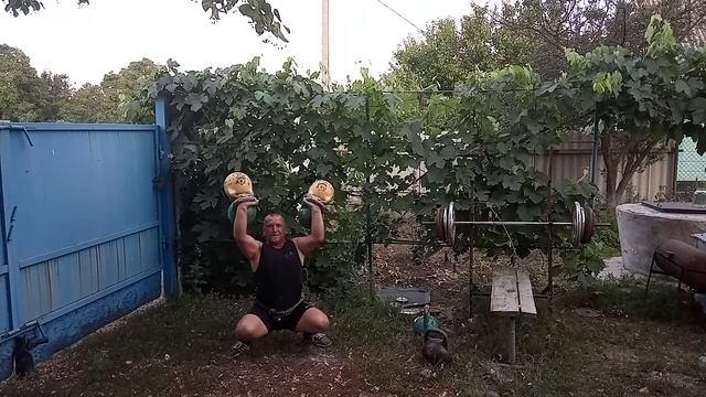 Парный жим двойных гирь по 40 кг в приседе. смотреть онлайн