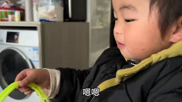 三八妇女节心浠在学校做的手工，今天拿回来送给小姨，心里暖暖的 смотреть онлайн