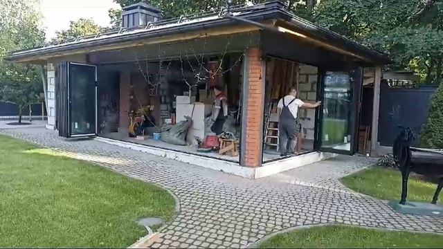 Алюминиевые складные двери-гармошки в пристройке к загородному дому смотреть онлайн