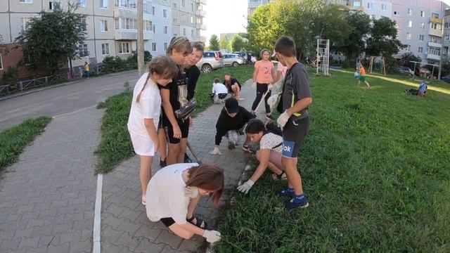 Субботник №1 в нашем дворе ул Комсомольская, 101, 103, 107, ул Советская, 4 и 10 21 08 23 смотреть онлайн