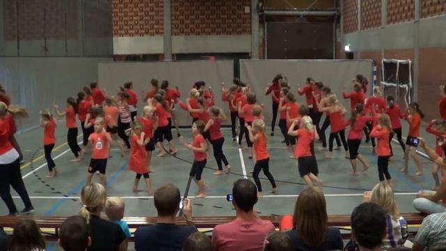 Dansstage 2013 - Groepsnummer: Stromae - Papaoutai смотреть онлайн