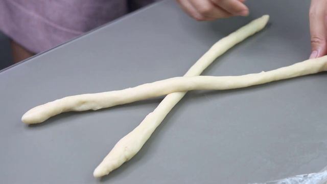 ขนมปังคลุกงา ทำง่ายไม่ต้องอบพักแป้งแค่รอบเดียวแต่นุ่มอร่อยหอมงาสุดๆ Braided Milk Buns with Sesame смотреть онлайн