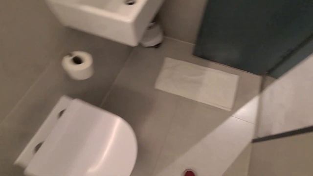 The Axiom Park Hotel, Battersea (feat. the high tech tool used to deal with a drip in the bathroom) смотреть онлайн