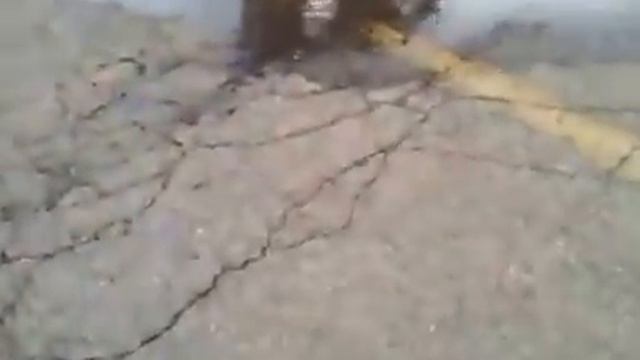 Чувак, провалился под лед, а друг ржот смотреть онлайн