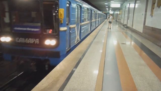 Прибытие метровагона 81-717 на станцию Российская смотреть онлайн