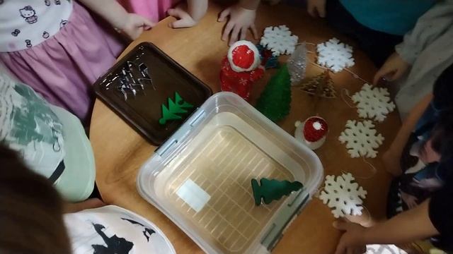 Опытно-экспериментальная деятельность. Новогодний проект. Елочка из разных материалов, их свойства. смотреть онлайн