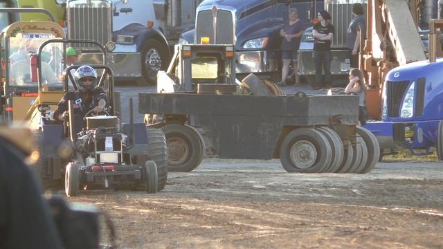Wild Mini Tractor Pulling At Woodstock, VA Truck And Tractor Pull смотреть онлайн