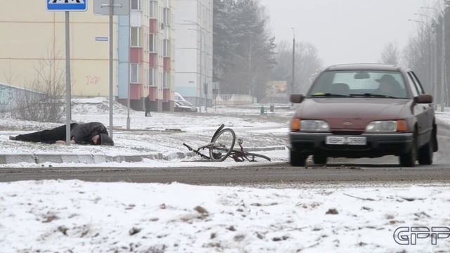 Социальный эксперимент: Лежащий на обочине велосипедист смотреть онлайн