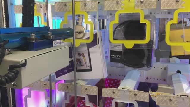 ВыиграЛ ПланшеТ, НО⚽ОН ЗастряЛ В АвтоматЕ...ЧИТЕРСТВО ХОЗЯИНА АВТОМАТА смотреть онлайн