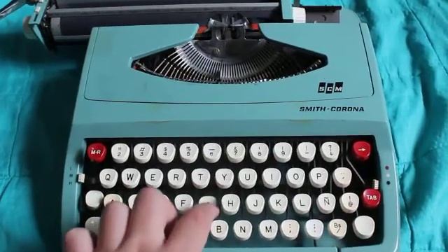 Vintage Aqua Smith Corona Portable Typewriter. смотреть онлайн