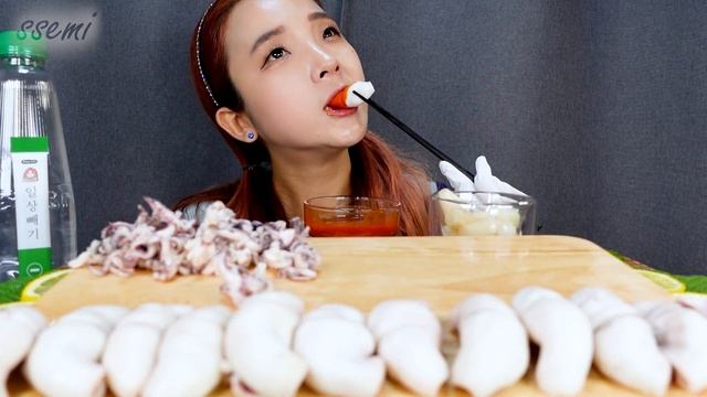 [Mukbang]😄애벌래아니예요~한치랍니다.🦑야들야들 한치숙회 먹방!😋Parboiled Squid Mực hấp với rau cần và hành lá,イカの刺身ASMR | 쎄 смотреть онлайн