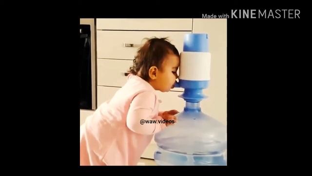 Lucu nya bayi kocak ke hausan minum air .!!! смотреть онлайн