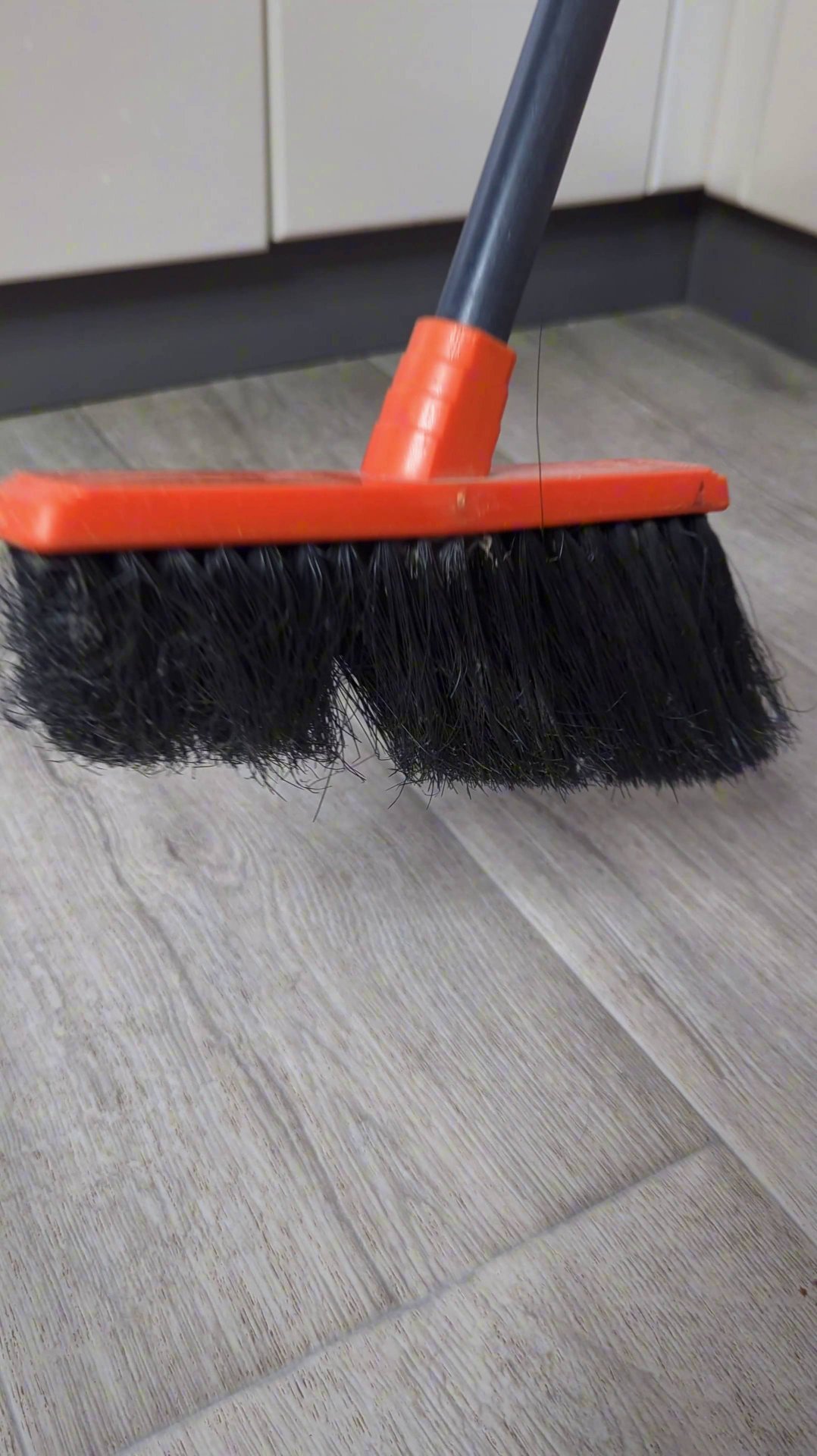 Обязательно запомните эту хитрость! Как выпрямить ворс на щетке для пола? смотреть онлайн