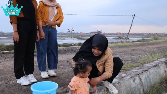 GAWAT DEDE BAYI MUNTAH DARAH DI KOLAM RENANG | CHIKAKU FAMILY смотреть онлайн