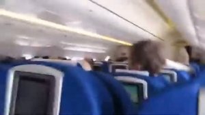 Турбулентность в самолете очень сильная.The turbulence in an airplane is very strong.