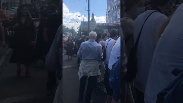 У здания Мещанского районного суда смотреть онлайн