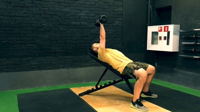 Наклонный жим лёжа с гантелей смотреть онлайн